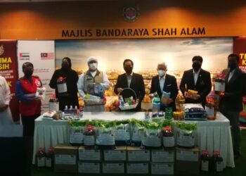 ZAMANI Ahmad Mansor (empat dari kanan) dan wakil Emirates Red Crescent, Mohd. Salim Al Junaidi (empat dari kiri) bergambar bersama pada program sumbangan untuk mangsa banjir oleh Kerajaan UAE di Wisma MBSA di Shah Alam, Selangor, hari ini. - ABDUL RAZAK IDRIS