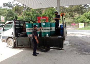 ANGGOTA Penguatkuasa KPDHEP Cawangan Kulim memeriksa sebuah lori yang  membawa tong drum diisi dengan diesel yang dibeli tanpa permit di sebuah stesen minyak mini di Terap, Kulim hari ini.