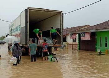 LORI Econsave berada di Taman Merdeka, Melaka untuk mengagihkan bantuan makanan kepada mangsa banjir. - UTUSAN/DIYANATUL ATIQAH ZAKARYA