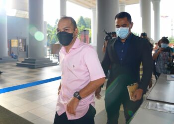 AMIR Ali (kemeja merah jambu) hadir di Mahkamah Sesyen Kuala Lumpur bagi menghadapi pertuduah merasuah seorang jurutera wang RM20,000 - UTUSAN/FARIZ RUSADIO