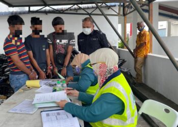 SERBUAN dilakukan polis kira-kira pukul 10 pagi susulan aduan bunyi bising yang dibuat oleh penduduk di kawasan inap desa di Batu Berendam, Melaka. - UTUSAN/DIYANATUL ATIQAH ZAKARYA