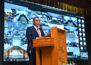 AMINUDDIN Harun sewaktu berucap pada Perhimpunan Pentadbiran Kerajaan Negeri Sembilan Tahun 2022 di Dewan Theatrette, Wisma Negeri, Seremban hari ini.