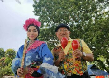 OMAR Md. Hashim (tengah) menerima anugerah Pencapaian Sepanjang Hayat pada majlis pengiktirafan dan anugerah warisan Georgetown World Heritage Incorporated (GTWHI) di Georgetown, Pulau Pinang semalam.