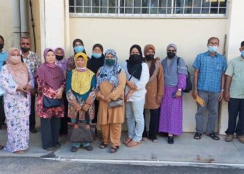 SEBAHAGIAN penduduk Kampung Baru Pulau Tiga, Sungai Layar, Jalan Lencongan Barat 
yang hadir di Pejabat Daerah Kuala Muda, Sungai Petani, hari ini.  - UTUSAN/ABD. RAZAK OSMAN