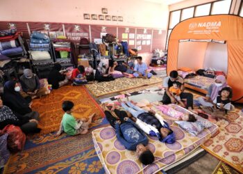 MANGSA terjejas banjir yang ditempatkan di PPS Sekolah Kebangsaan (SK) Felda Sungai Kelamah, Tampin. - UTUSAN/MOHD. SHAHJEHAN MAAMIN