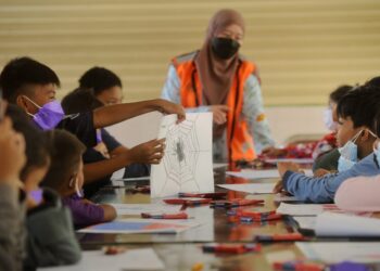 AKTIVITI mewarna dijalankan oleh pihak MPKK Felda Sungai Kelamah untuk disertai kanak-kanak mangsa terjejas banjir yang ditempatkan di PPS Sekolah Kebangsaan (SK) Felda Sungai Kelamah, Tampin hari ini. - UTUSAN/MOHD. SHAHJEHAN MAAMIN