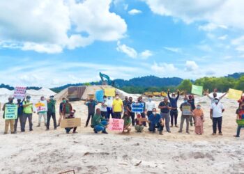 PENDUDUK membuat bantahan di tapak perlombongan pasir  di pantai Pasir Panjang, Segari dekat  Lumut hari ini. - UTUSAN/MOHAMAD HAFIZI MOHD. SAID