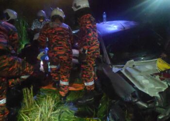 PASUKAN penyelamat memeriksa keadaan mangsa dan kenderaan dinaiki mereka yang terjatuh dari atas jambatan selepas terbabas di Jambatan Sungai Klang berhampiran Central Point di Klang, Selangor, malam tadi.