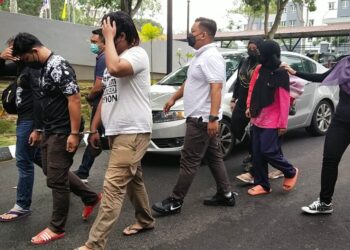 TIGA orang lelaki dan dua wanita didakwa di Mahkamah Majistret Seremban hari ini atas pertuduhan menipu urusan jual beli emas bernilai RM40,296 pada Disember tahun lalu. - UTUSAN/NOR SHAFAWATI YUP