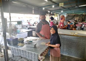 MESKIPUN baru berusia tujuh tahun, Yusra Asna Ruslin tidak kekok menebar roti canai di gerai keluarganya berdekatan persimpangan lampu isyarat Balai Baru, Beseri, Perlis. – UTUSAN/SYED AZLAN SAYID HIZAR