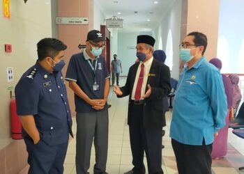 IBRAHIM Mat Zin (dua dari kanan) hadir di Mahkamah Rendah Syariah Ipoh bagi menghadapi dua pertuduhan hari ini.