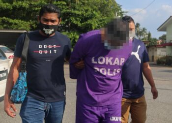 DOKTOR klinik swasta yang dipercayai menjual sijil vaksinasi Covid-19 palsu disambung reman di Mahkamah Majistret Marang di Marang, hari ini. - UTUSAN/PUQTRA HAIRRY ROSLI