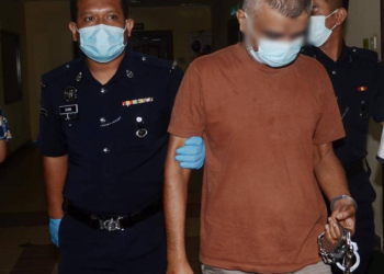 MOHD. FAIZAL Abdul Kudus, 42, ketika dihadapkan ke mahkamah di Georgetown, Pulau Pinang pagi ini atas pertuduhan mencederakan anak dan isterinya. - UTUSAN/IQBAL HAMDAN