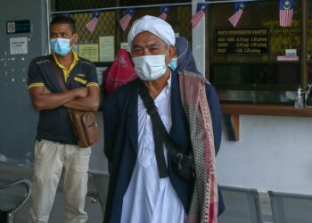 ISMAIL Talib (kanan) dan Khairulanuar Zulkifli yang dituduh menceroboh kawasan hutan simpan dibawa di Mahkamah Seksyen, Sungai Petani hari ini. - UTUSAN/ SHAHIR NOORDIN