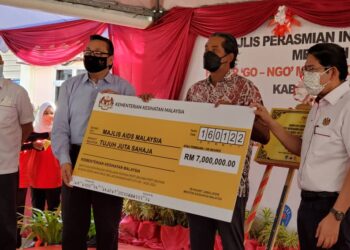 KHAIRY Jamaludin Abu Bakar menyampaikan replika cek  kepada Presiden Majlis AIDS Malaysia, Datuk Dr. Christopher Lee dalam Majlis Perasmian Inisiatif Mengakhiri AIDS Melalui Kerjasama Pintar Kerajaan dan Pertubuhan Bukan Kerajaan (GO-NGO) Model Klinik Kesihatan (KK) 2.0 Peringkat Kebangsaan di Klinik Kesihatan Pandamaran, di Klang, Selangor.