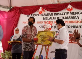 KHAIRY Jamaludin (kiri) menandatangani pelancaran Kabin Heart To Heart di Klinik Kesihatan Pandamaran dalam Majlis Inisiatif Mengakhiri AIDS Melalui Kerjasama Pintar Kerajaan dan Pertubuhan Bukan Kerajaan (GO-NGO) Model Klinik Kesihatan (KK) 2.0 Peringkat Kebangsaan di Klang, Selangor, hari ini.