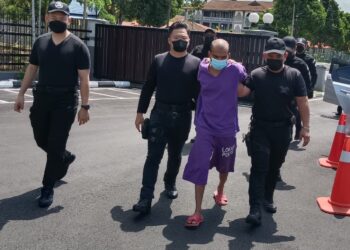 LONG Tiger dikawal ketat oleh anggota JSJ ketika dibawa ke Mahkamah Majistret Tangkak di Tangkak, Johor. -UTUSAN/BAZLAN IBRAHIM