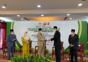 ROZAINI Ahmad (dua dari kanan) menerima cenderamata daripada Najmi Ahmad pada  Majlis Pelancaran Program IMPAK SPM 2021 di Alor Setar hari ini. - UTUSAN/NUR ANATI JUHARI