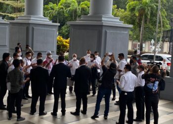 BEBERAPA individu dipercayai penyokong Datuk Seri Dr. Ahmad Zahid Hamidi berdoa di Kompleks Mahkamah Tinggi Kuala Lumpur, pagi ini.