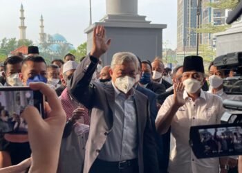 AHMAD Zahid Hamidi tiba di Mahkamah Tinggi Kuala Lumpur bagi mendengar keputusan pertuduhan rasuah dihadapinya sama ada mahkamah melepas dan membebaskan beliau atau diminta membela diri. -UTUSAN/MOHD. FADHLI MOHD. SULAIMAN