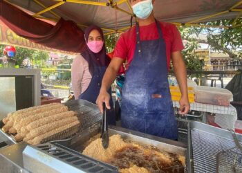 NOZLANSHAH Tumino (kiri) dan Nurul Azmera Baharum (kanan) berharap masalah minyak masak paket dapat diselesaikan segera. - UTUSAN/NORHAFIZAN ZULKIFLI