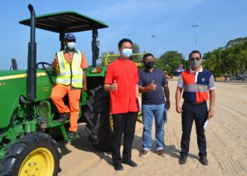 TEO Kok Seong (dua dari kiri) bersama Mohd. Norlisam Mohd. Nordin (dua dari kanan) melihat pembersihan pantai menggunakan ‘Beach Comber’ (jentera pembersihan pantai) di Pantai Saujana, Port Dickson. - UTUSAN/ZAKKINA WATI AHMAD TARMIZI