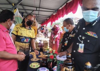 ZAINOL Fadzi Paharudin (dua dari kiri) melawat gerai jualan barangan yang dihasilkan banduan di  Pusat Latihan Pegawai Penjara Malaysia Taiping hari ini. - UTUSAN/WAT KAMAL ABAS