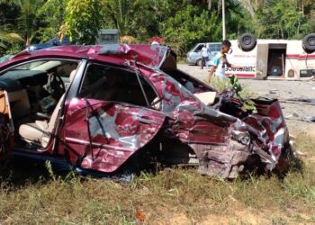 KEADAAN kereta Toyota Corolla Altis dipandu oleh Imam Masjid Merapoh remuk teruk di bahagian kiri turut meragut nyawa isterinya dan dua orang penumpang dalam kemalangan di Kilometer 84, Jalan Lipis - Merapoh di Lipis, Pahang. - FOTO IHSAN PENDUDUK MERAPOH