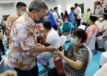 HASNI Mohammad menyampaikan sumbangan kepada masyarakat Tionghua sempena Sambutan  Tahun Baharu Cina di Dewan Muafakat Mukim Sungai Pinggan di Pontian, Johor.