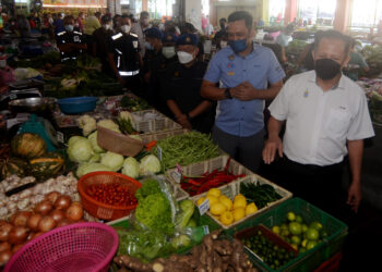 ABDUL Halim Hussain (kanan) dan Mohd. Ridzuan Ab. Ghapar pada program tinjauan Skim Harga Maksimum Musim Perayaan (SHMMP) sempena Tahun Baharu Cina di Pasar Tanjung Bungah, Pulau Pinang. - UTUSAN/IQBAL HAMDAN