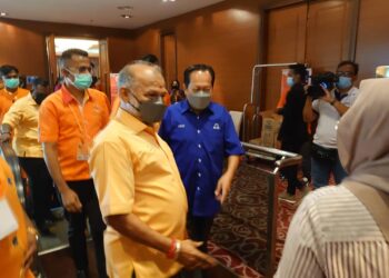 AHMAD Maslan (tengah) ketika menghadiri majlis perjumpaan bersama Parti Makkal Sakti Malaysia di Hotel Granada, Johor Bahru.