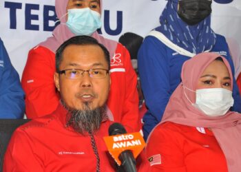 KAMARUZZAMAN Abu (kiri) mengadakan sidang akhbar di Pejabat Bersatu Bahagian Tebrau, Taman Daya, Johor Bahru di sini. - UTUSAN/RAJA JAAFAR ALI