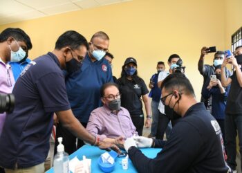 ANWAR Ibrahim meluangkan masa melakukan pemeriksaan kesihatan dalam program Kem Perubatan dan Kesihatan Percuma yang dianjurkan Kumpulan SP Care Balai Raya Taman Intan Perdana, Port Dickson. Turut hadir, Dr. Sathia Prakash Nadarajan (tiga dari kiri).