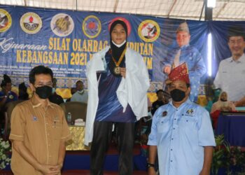 NOROLAZALI Sulaiman (kiri) menyampaikan pingat kepada pesilat terbaik kategori Remaja, Nur Ainun Mokhtar dari Sekolah Sukan Malaysia Terengganu pada majlis penutup Kejuaraan Silat Olahraga Jemputan Kebangsaan 2021 di Temerloh, Pahang. - UTUSAN/SALEHUDIN MAT RASAD