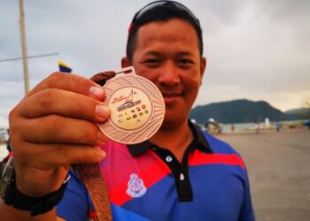 MOHD ROMZI MUHAMAD mendapat tempat ke-3 keseluruhan bagi kategori Laser dalam Kejohanan LADA Langkawi International Regatta Perdana Kali Ke-18 2022 di Pusat Latihan Perahu Layar Kebangsaan (MSN), Langkawi, Kedah, semalam.- UTUSAN