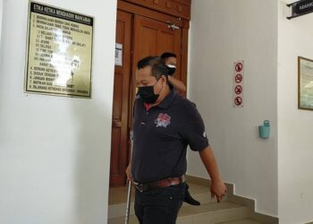 ERWAN Yahya yang mengaku bersalah terhadap dua pertuduhan rasuah keluar 
Mahkamah Sesyen di Alor Setar hari ini. - UTUSAN/MOHD. RAFIE AZIMI