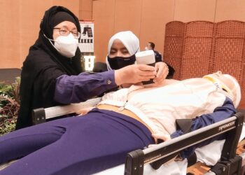 NORLELA Ariffin menunjukkan demonstrasi penggunaan alat ultra bunyi mudah alih ketika merasmikan 'Northern Region Ultrasound Handheld Course' kali kedua (NRUSH 2.0) di Butterworth, Pulau Pinang hari ini.