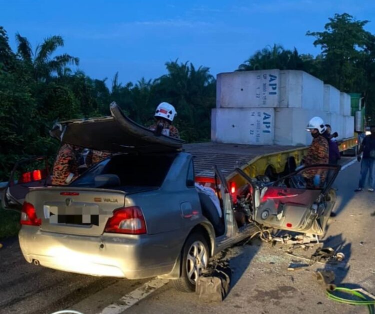 Dua Lelaki Maut Kereta Terperosok Bawah Treler - Utusan Malaysia