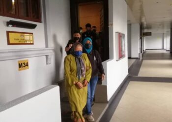 NORANI Ismail dibawa ke Mahkamah Sesyen Kuala Lumpur bagi menghadapi lima pertuduhan pengubahan wang haram. -  UTUSAN/NORLIZAH ABAS