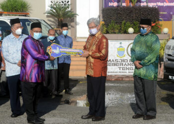 AHMAD ZAKIYUDDIN Abdul Rahman (tengah) pada Majlis Penyerahan Sumbangan Van Jenazah kepada Masjid Negeri dan Masjid-Masjid Daerah di seluruh Pulau Pinang di Masjid Daerah Seberang Perai Tengah (SPT), Bandar Perda hari ini. - UTUSAN/IQBAL HAMDAN