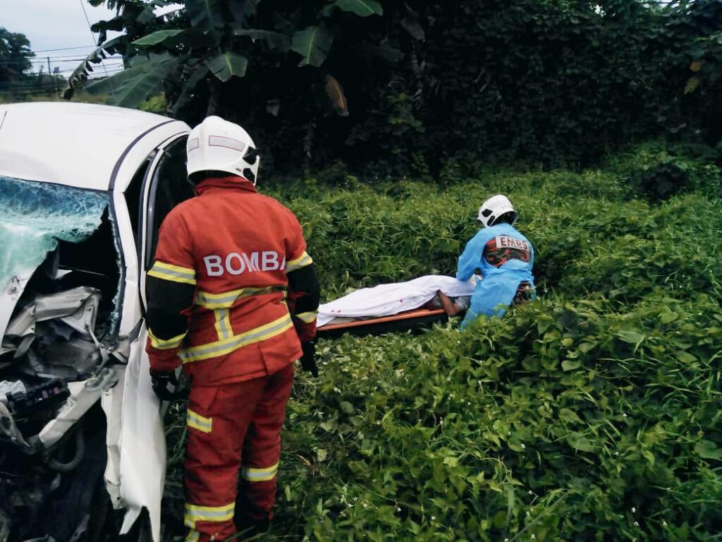 Lelaki Maut Kenderaan Bertembung Lori Treler - Utusan Malaysia