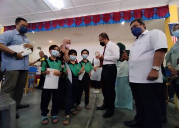 NOOR Azmi Ghazali (dua dari kanan) meninjau program PICKids di Dewan Selinsing,  Gunung Semanggol dekat Bagan Serai hari ini. - UTUSAN/WAT KAMAL ABAS