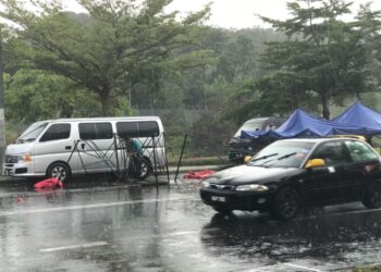 BEBERAPA gerai penjaja turut rosak dalam kejadian ribut dan angin kuat di Sendayan Metropark, Bandar Sri Sendayan, Seremban hari ini.-UTUSAN/ZAKKINA WATI AHMAD TARMIZI.