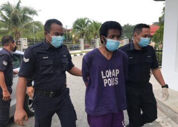 ABDUL Aziz Abdullah diiringi polis untuk dibawa ke Mahkamah Majistret Gua Musang hari ini. - UTUSAN/AIMUNI TUAN LAH