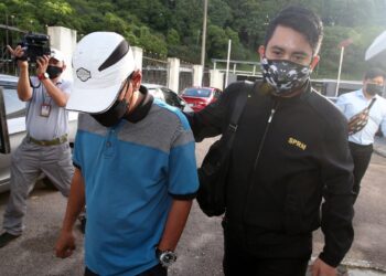 MASLAN Atan (kiri) mengaku tidak bersalah atas tuduhan memperdayakan seorang lelaki untuk memberikan RM5,500 selepas dihadapkan ke Mahkamah Sesyen, Johor Bahru. - UTUSAN/RAJA JAAFAR ALI
