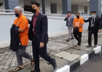 Dua lelaki tiba di Kompleks Mahkamah Seremban untuk permohonan reman bagi membantu siasatan kes mengemukakan tuntutan palsu bernilai RM17,280, tiga tahun lalu.