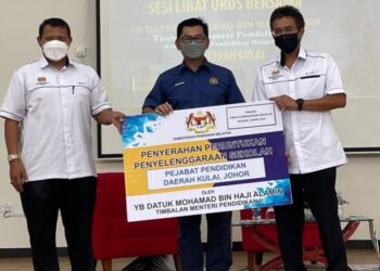 MOHAMAD Alamin (tengah) menyampaikan peruntukan penyelenggaraan sekolah kepada Pejabat Pendidikan Daerah (PPD) Kulai ketika melawat SMK Bandar Putra 2 di Kulai.