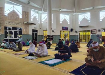 PULAU Pinang belum bercadang mewajibkan hanya mereka yang sudah mendapatkan suntikan dos penggalak dibenarkan menunaikan solat secara berjemaah di surau dan masjid di negeri itu.