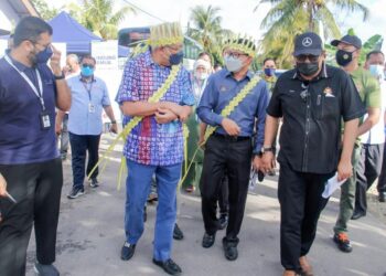 MAHDZIR Khalid (dua kiri) ketika hadir merasmikan Program Kesejahteraan Keluarga dan Pembangunan Minda Kesihatan Masyarakat Orang Asli Daerah Batu Pahat di Kampung Dalam, Parit Sulong, Batu Pahat.