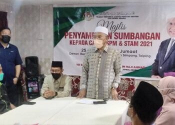 IDRIS Ahmad berucap pada majlis penyampaian sumbangan kepada calon peperiksaan SPM dan STAM di Taiping hari ini. - UTUSAN/WAT KAMAL ABAS